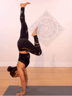 Drinie Aguilar – Yoga Collective – Strong Flow Into Handstand